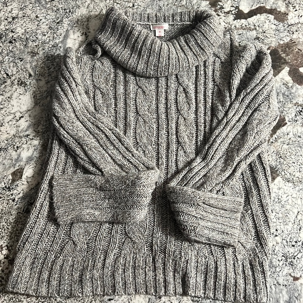 Xhilaration Women’s gray cowl neck open shoulder sweater, great condition.